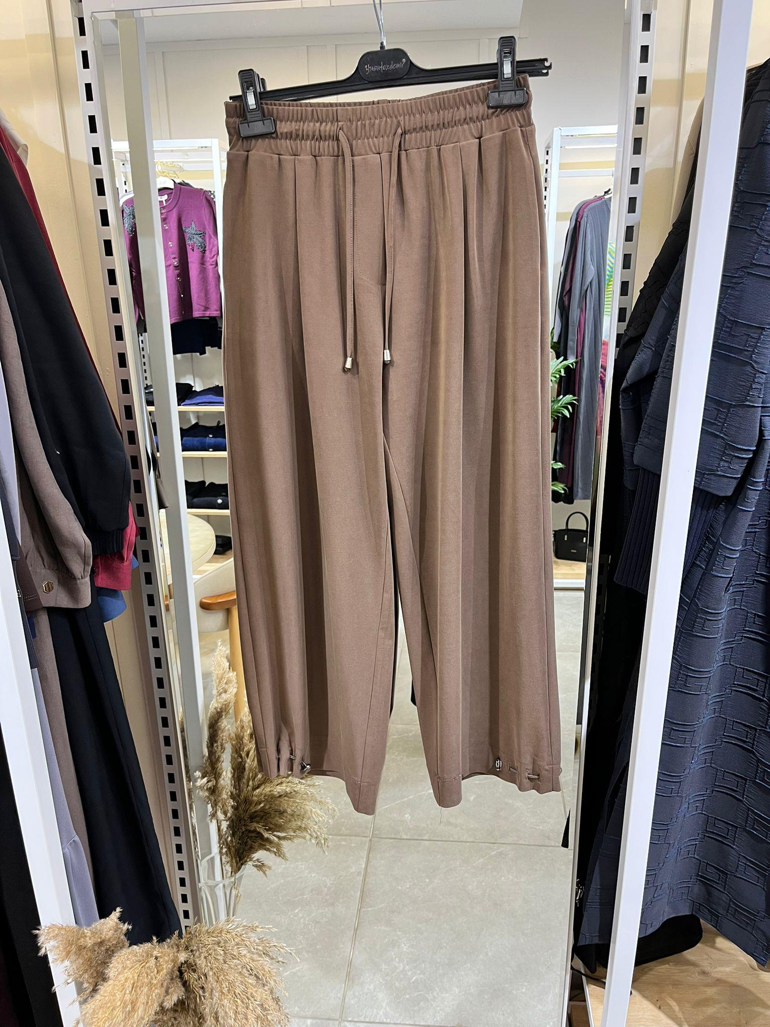 Yusuf Özdemir 1559 Paçası Lastikli Pantolon KahvePantolonYusuf ÖzdemirUYT0003806Yusuf ÖzdemirYusuf Özdemir 1559 Paçası Lastikli Pantolon Kahve