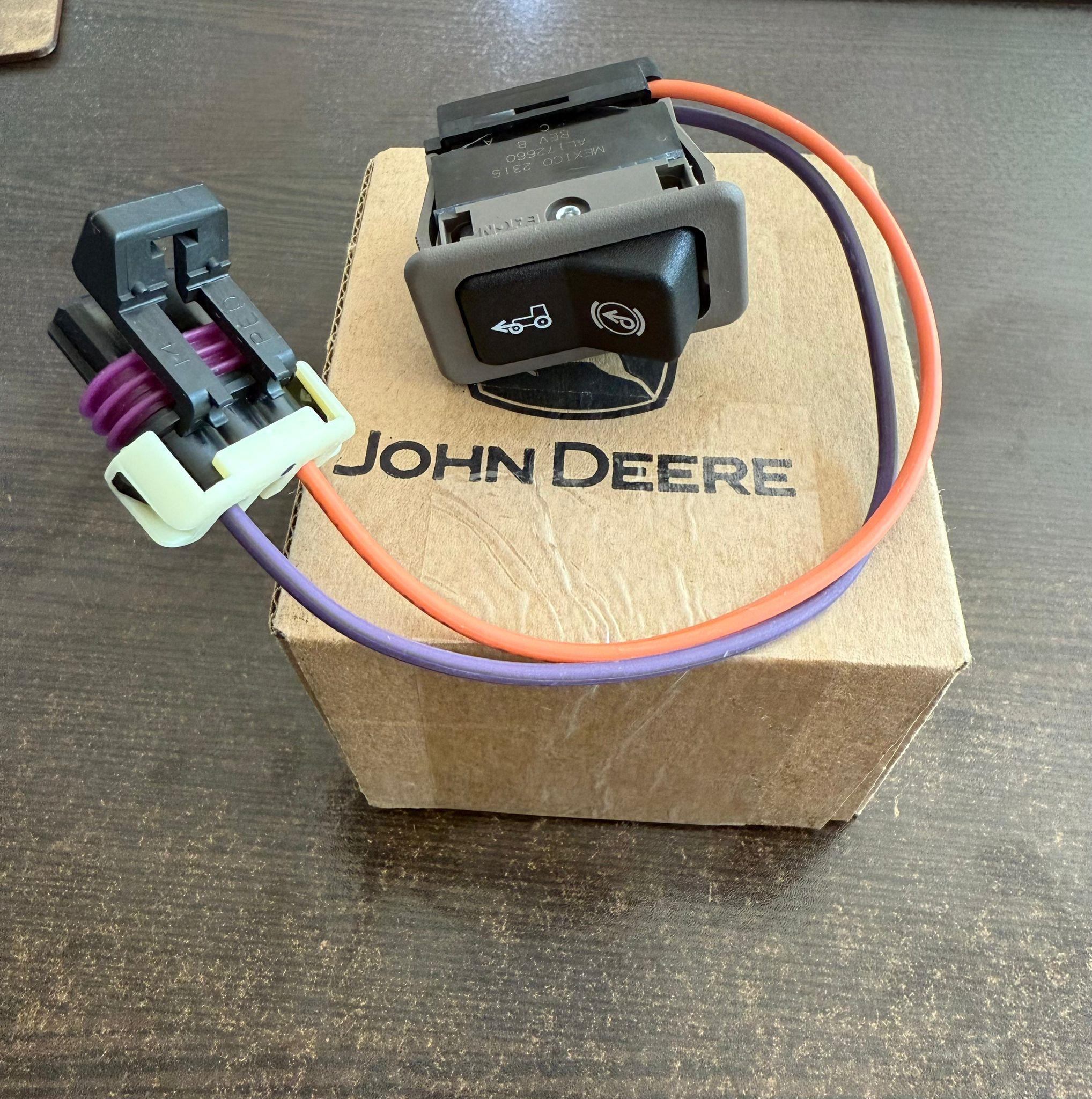 ÇİFTÇEKER DÜĞMESİ JOHNDEERE