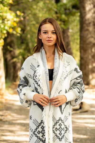 VerdeBlanco Şal Yaka Kolaj Desenli Kalın Püsküllü Hırka Beyaz