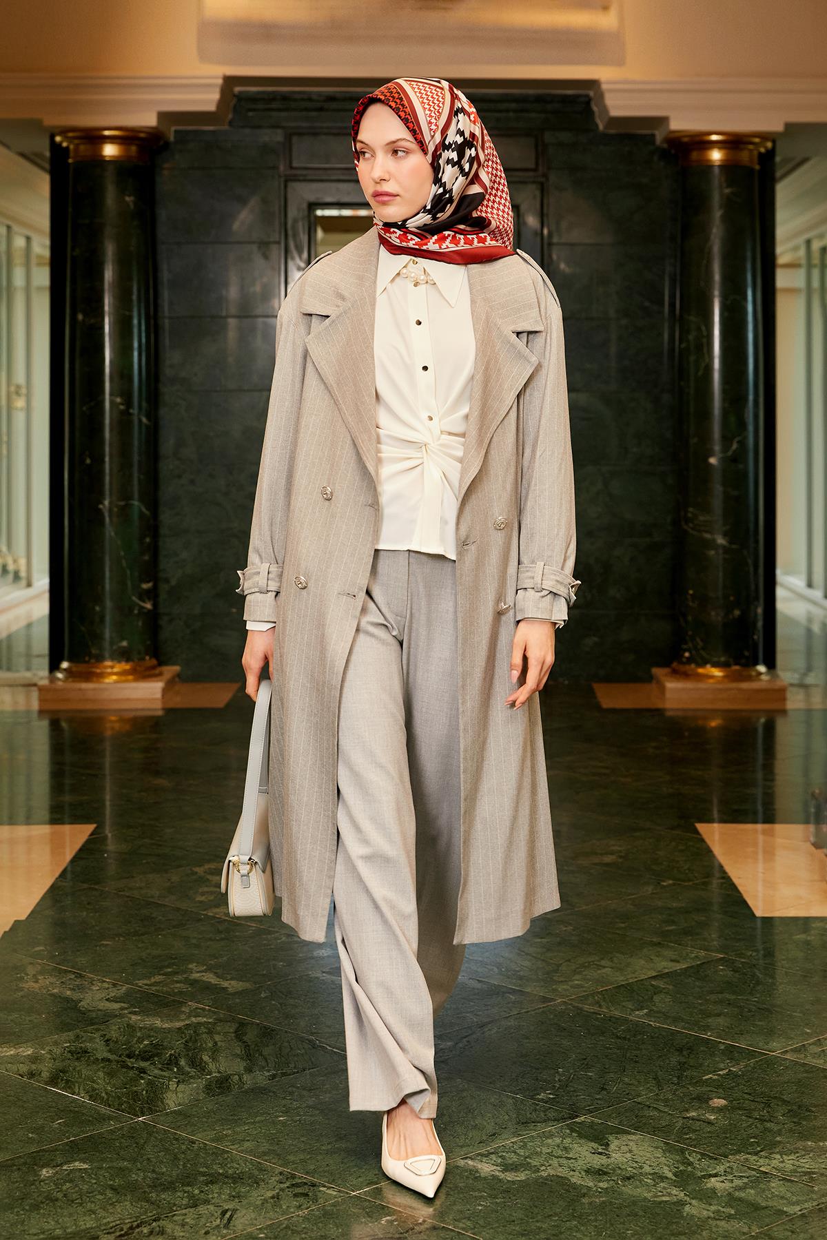 Günlük Tesettür Stili: Pileli Pantolon ve Spor Ayakkabı Konforu