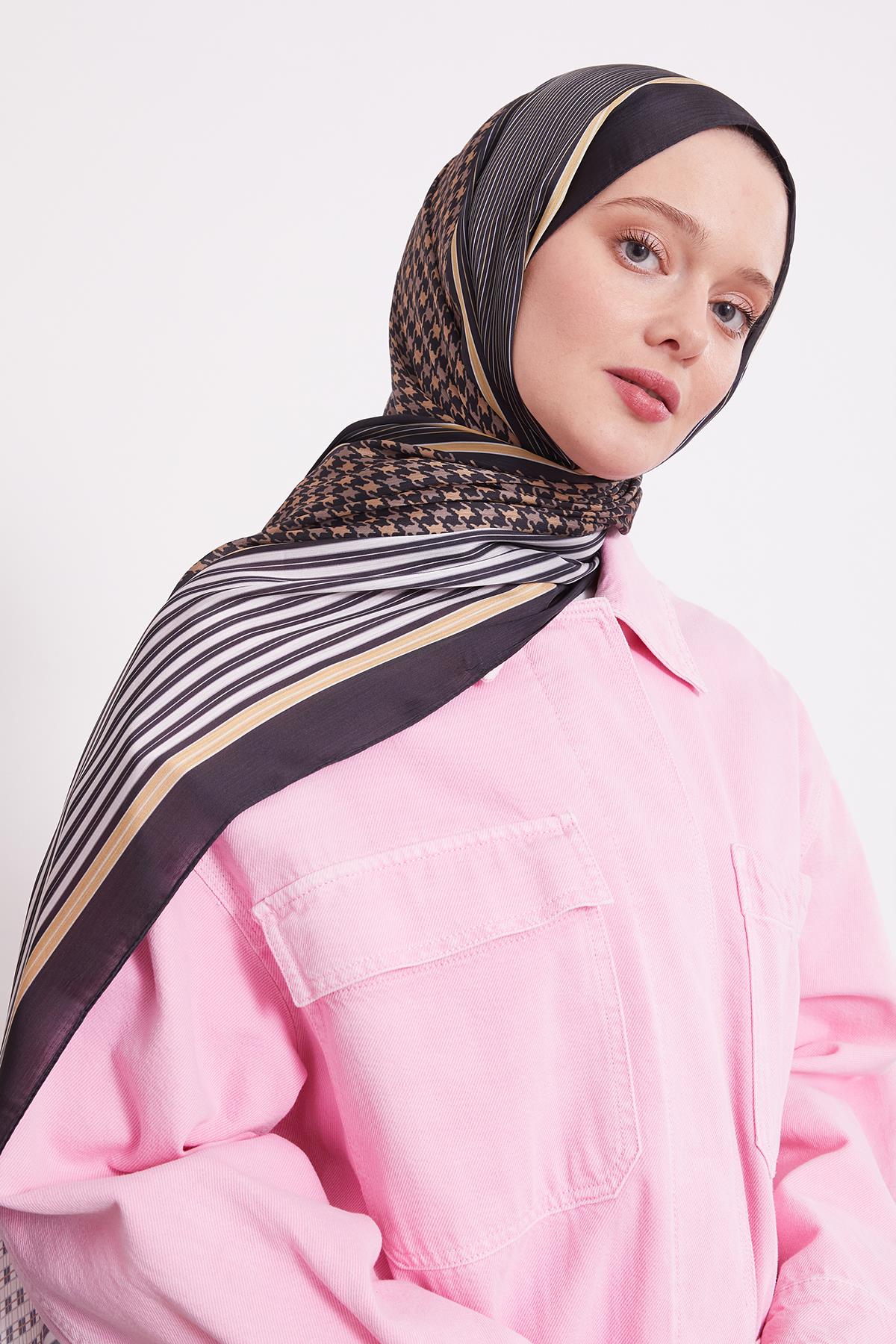 Fivescarf Siyah-Gold Kazayağı Desen Brand Şal