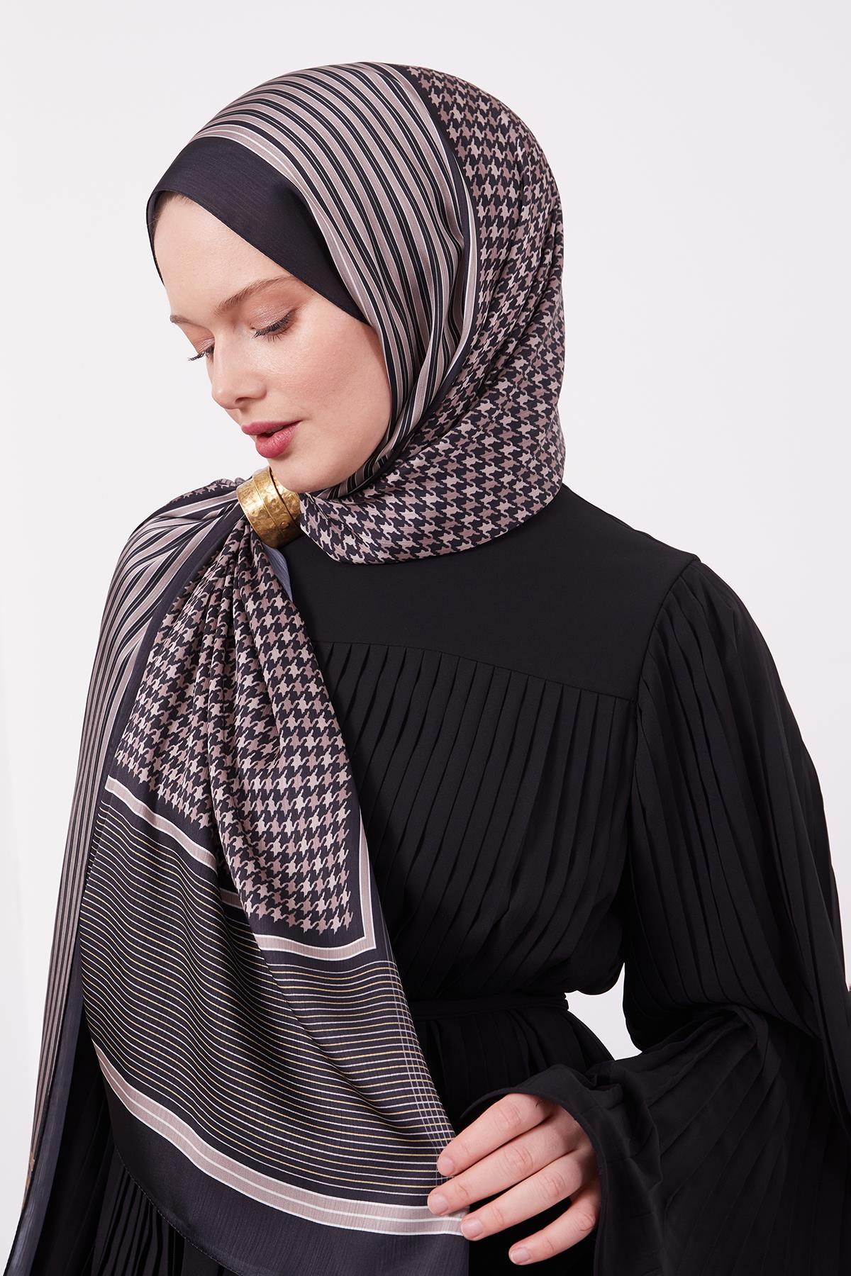 Fivescarf Siyah Kazayağı Desen Brand Şal