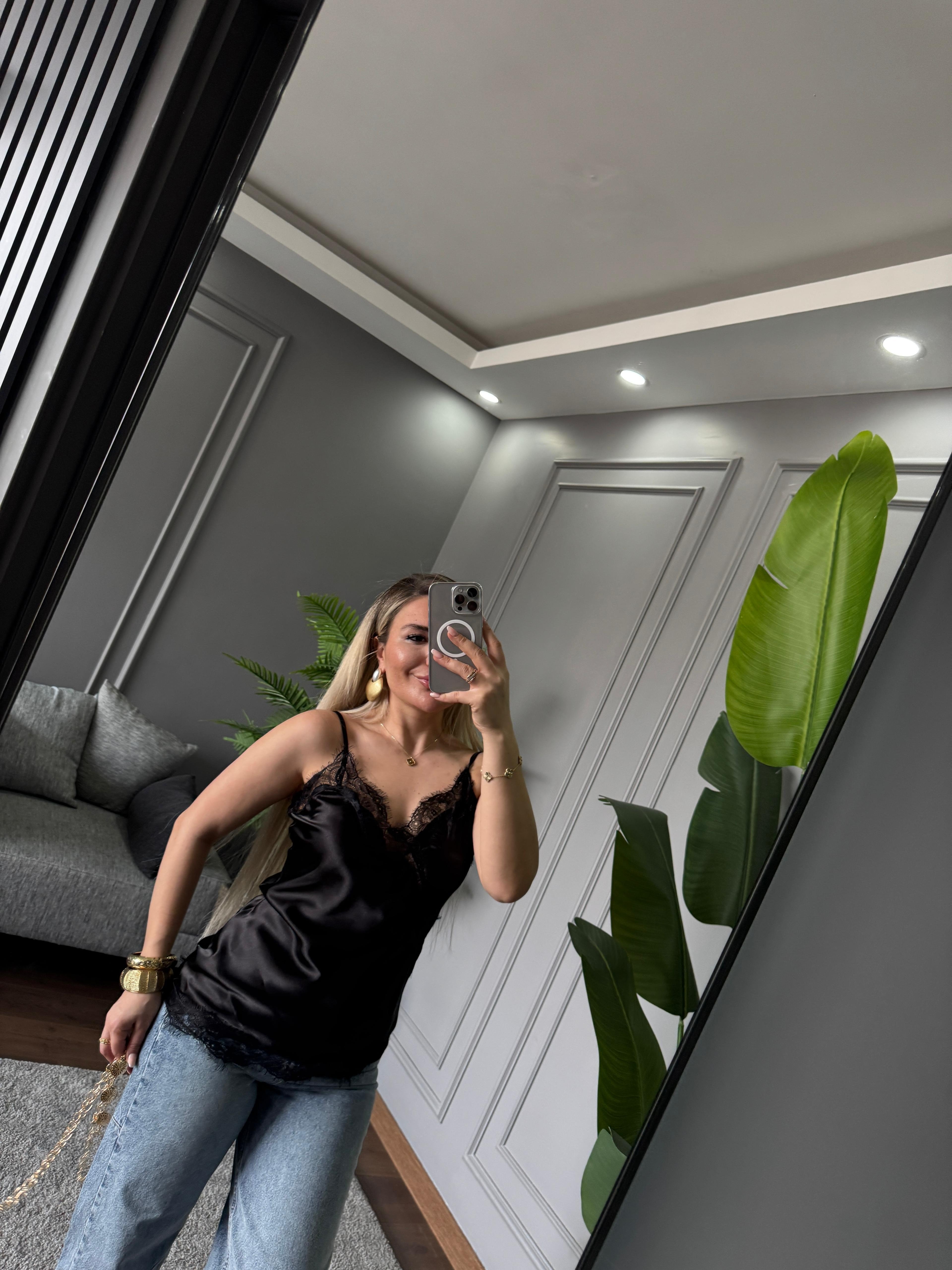 DANTEL DETAY ASKILI BLUZ