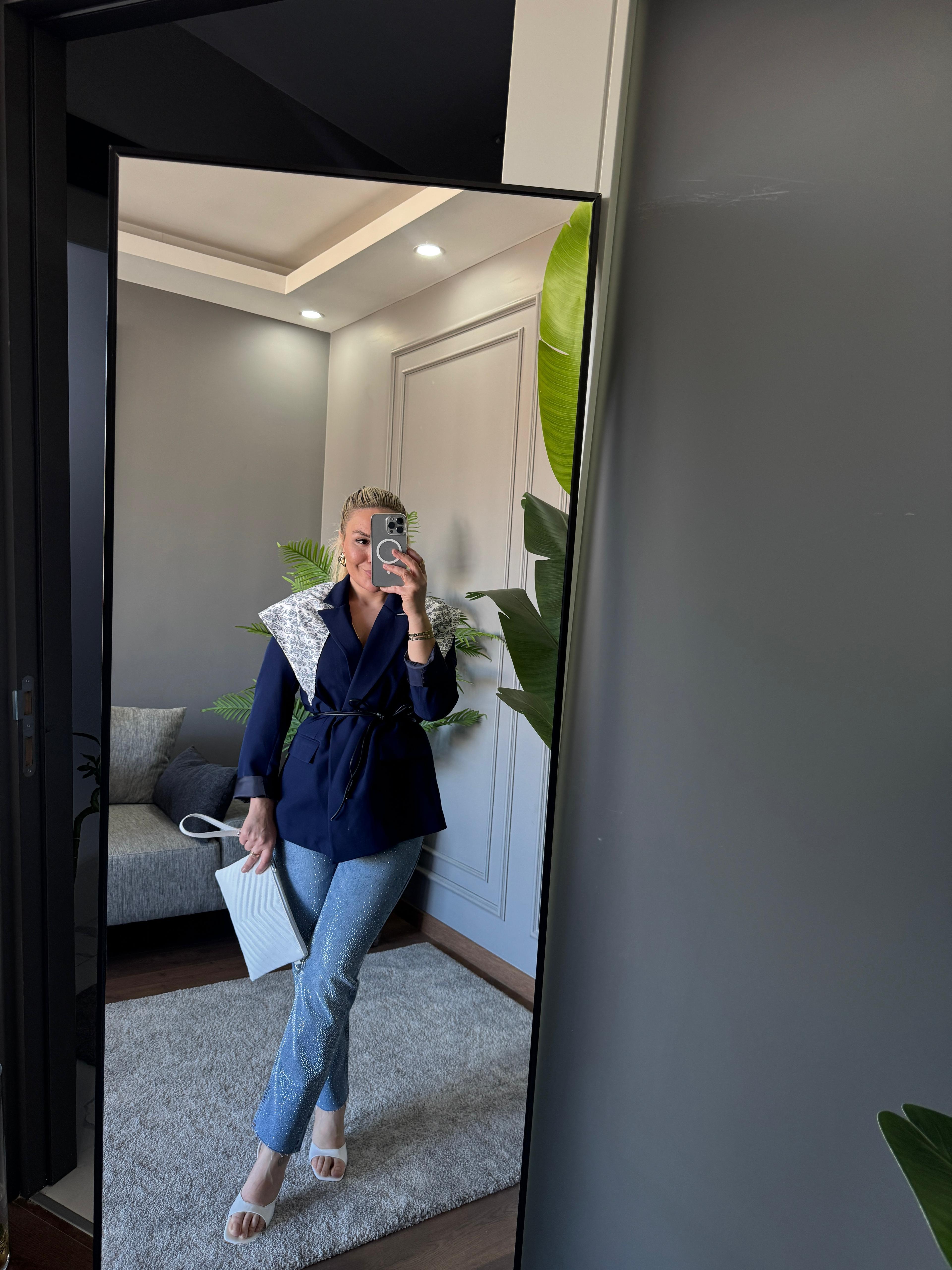 KEMERLİ ŞAL DETAYLI BLAZER