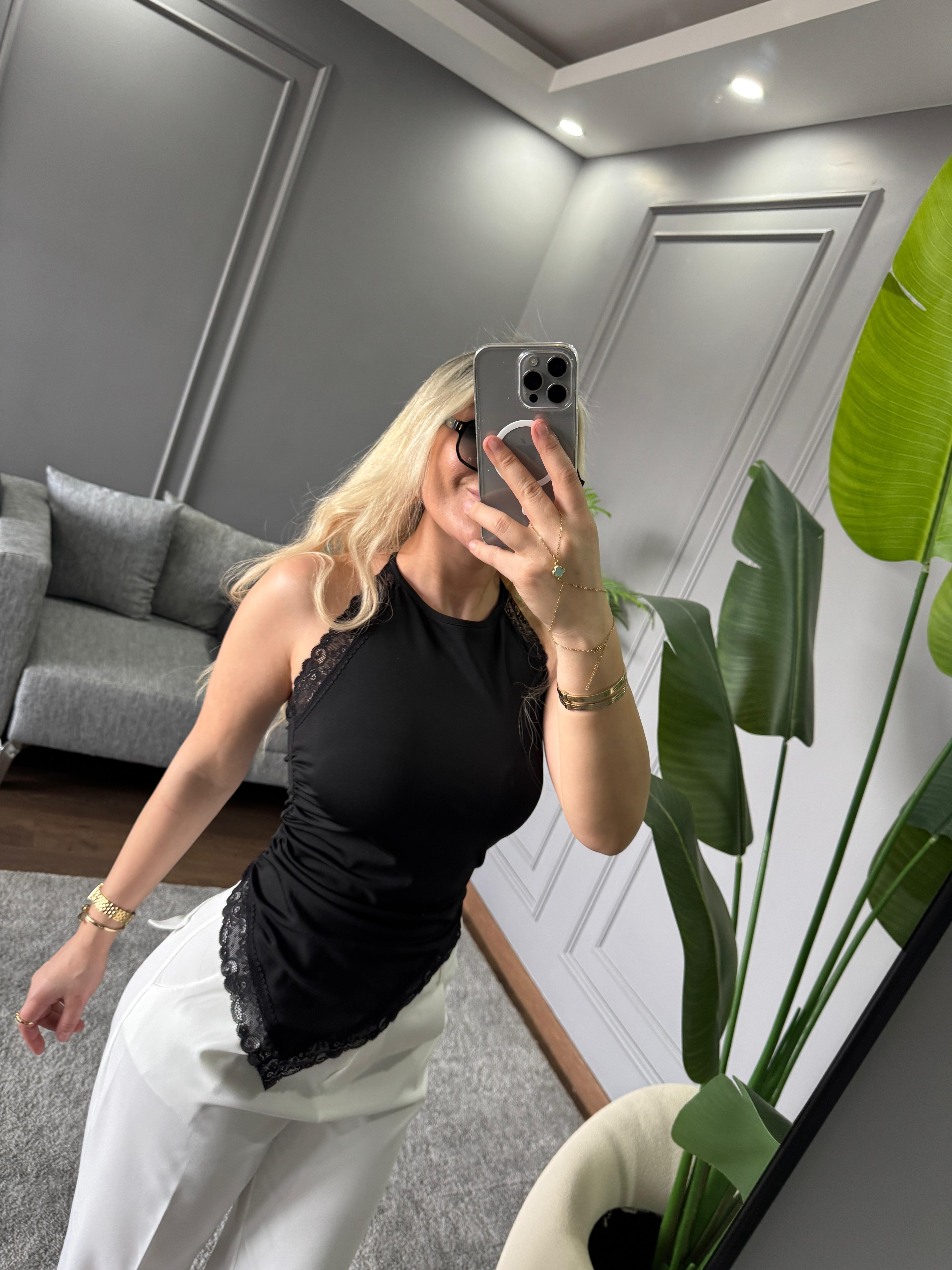 SIRT DETAY DANTELLİ BLUZ