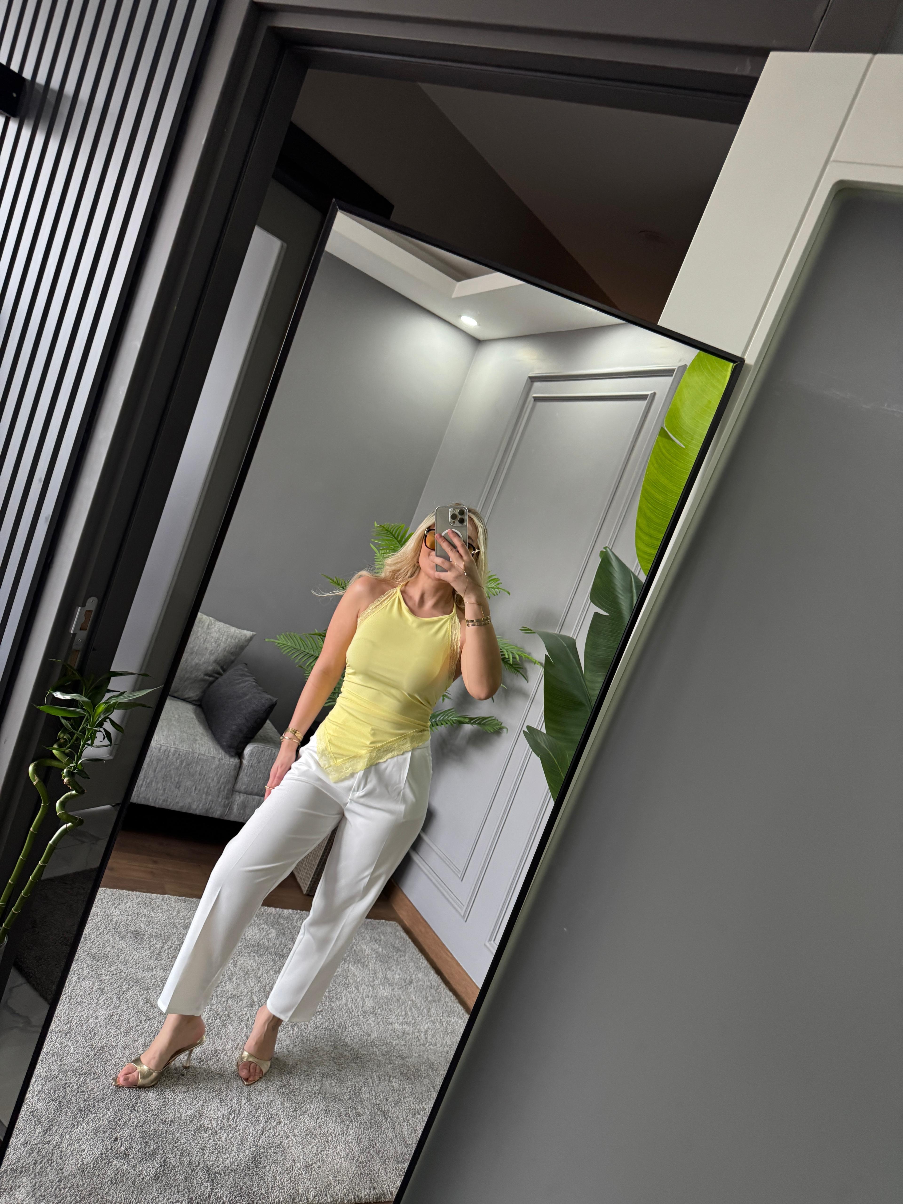 SIRT DETAY DANTELLİ BLUZ