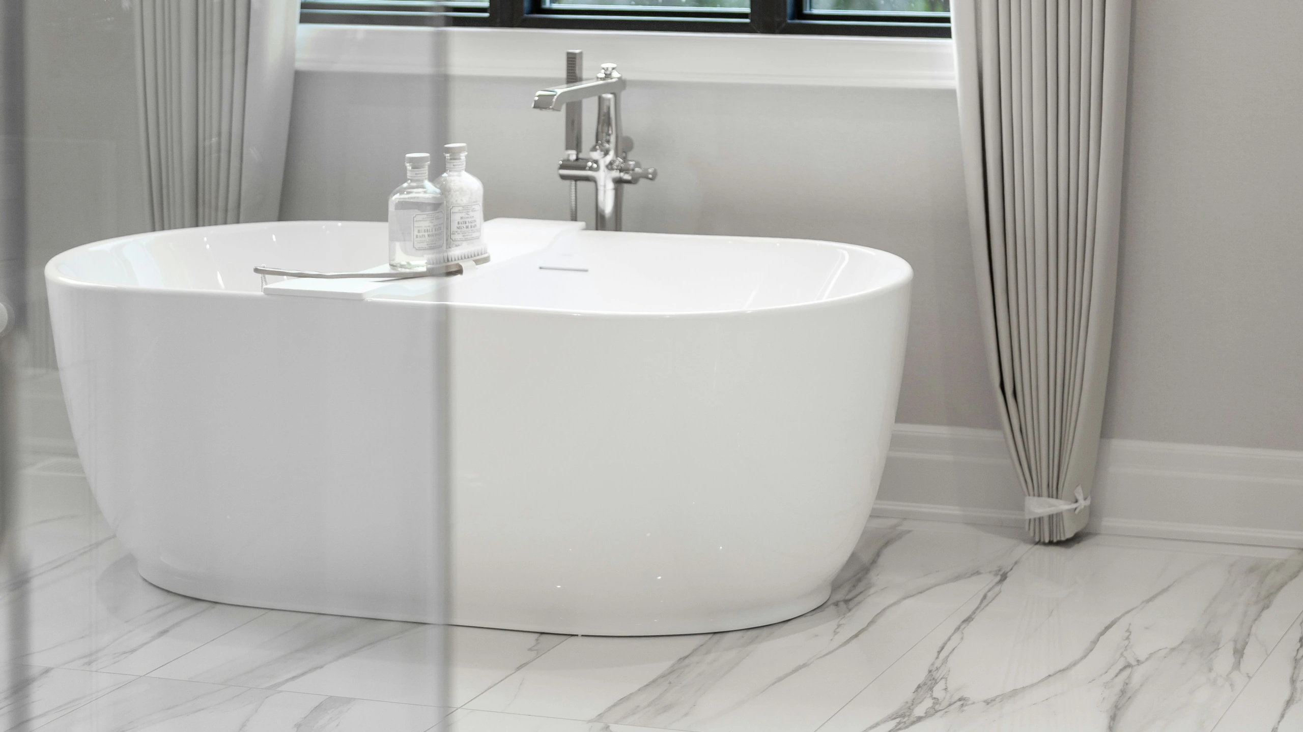 Lüks banyo tasarımında konumlandırılmış bağımsız beyaz küvet modeli
