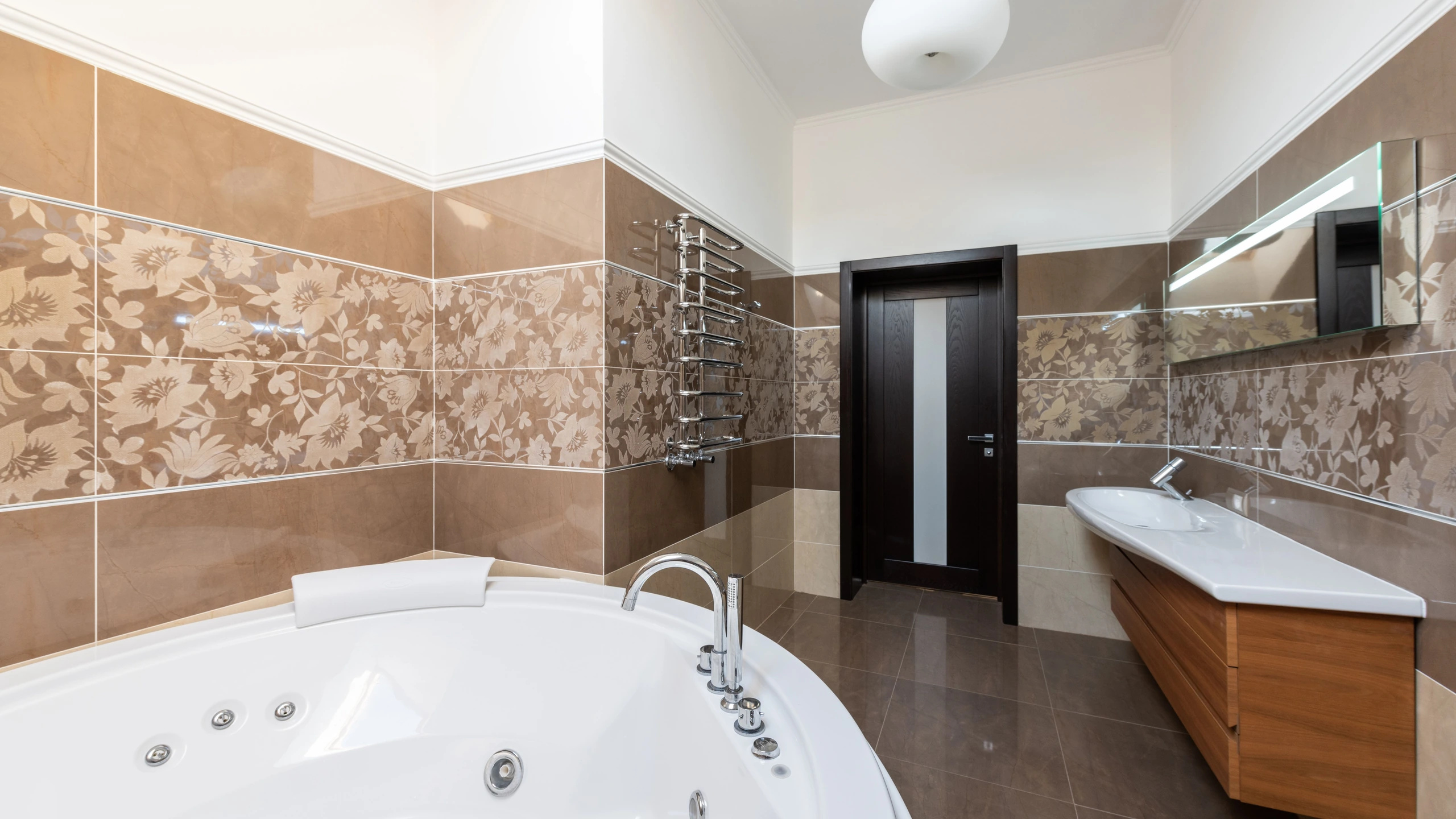 Modern banyo dekorasyonuna uygun küvet ve jakuzi tasarımı