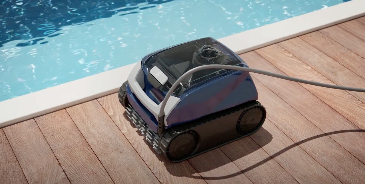 Havuz zeminini ve duvarlarını temizleyen otomatik havuz robotu