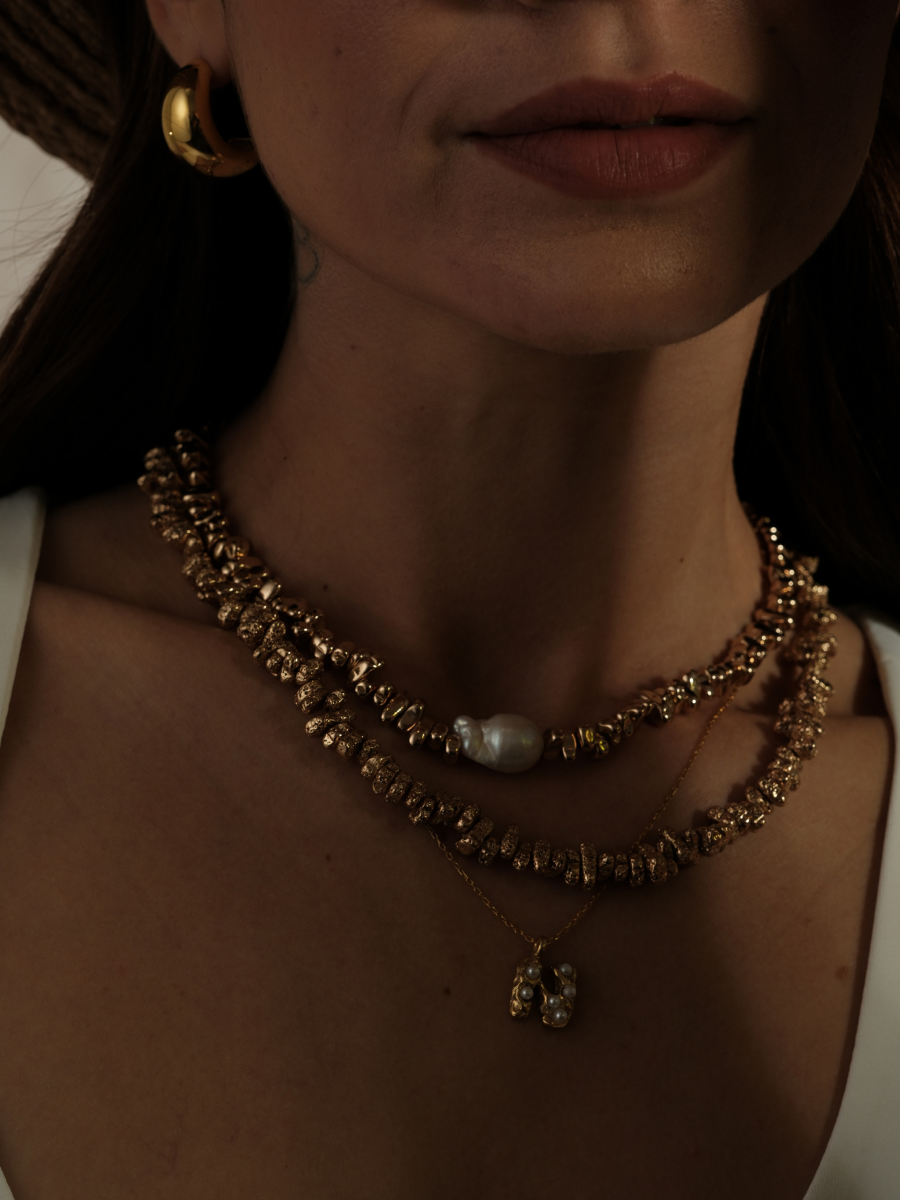 Amorf İncili Harf Kolye