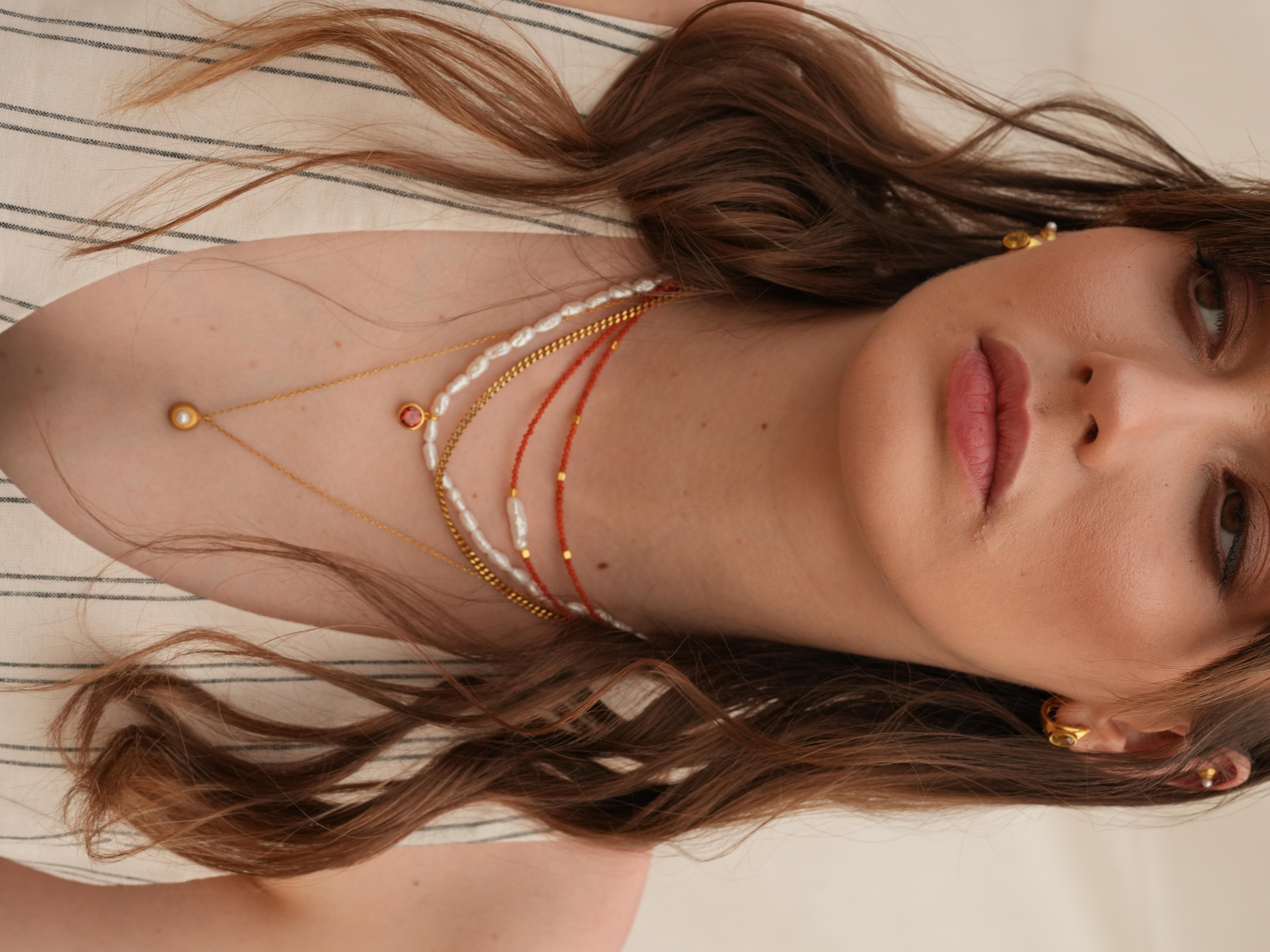 Kely Kırmızı Mercanlı Küçük İncili Kolye