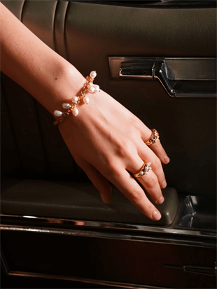 Layda Amorphous Shiny Matte Pearl Bracelet