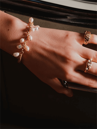 Layda Amorphous Shiny Matte Pearl Bracelet