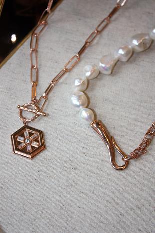 Miyness Baguette Medallion Necklace