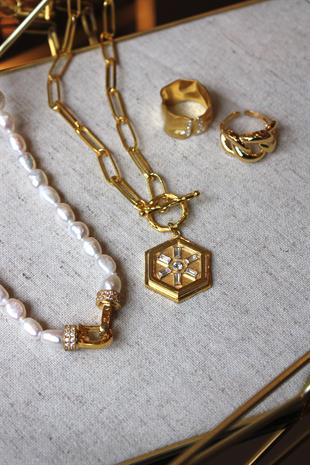 Miyness Baguette Medallion Necklace