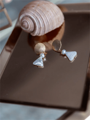 Plakalı Üçgen Sedef Küpe