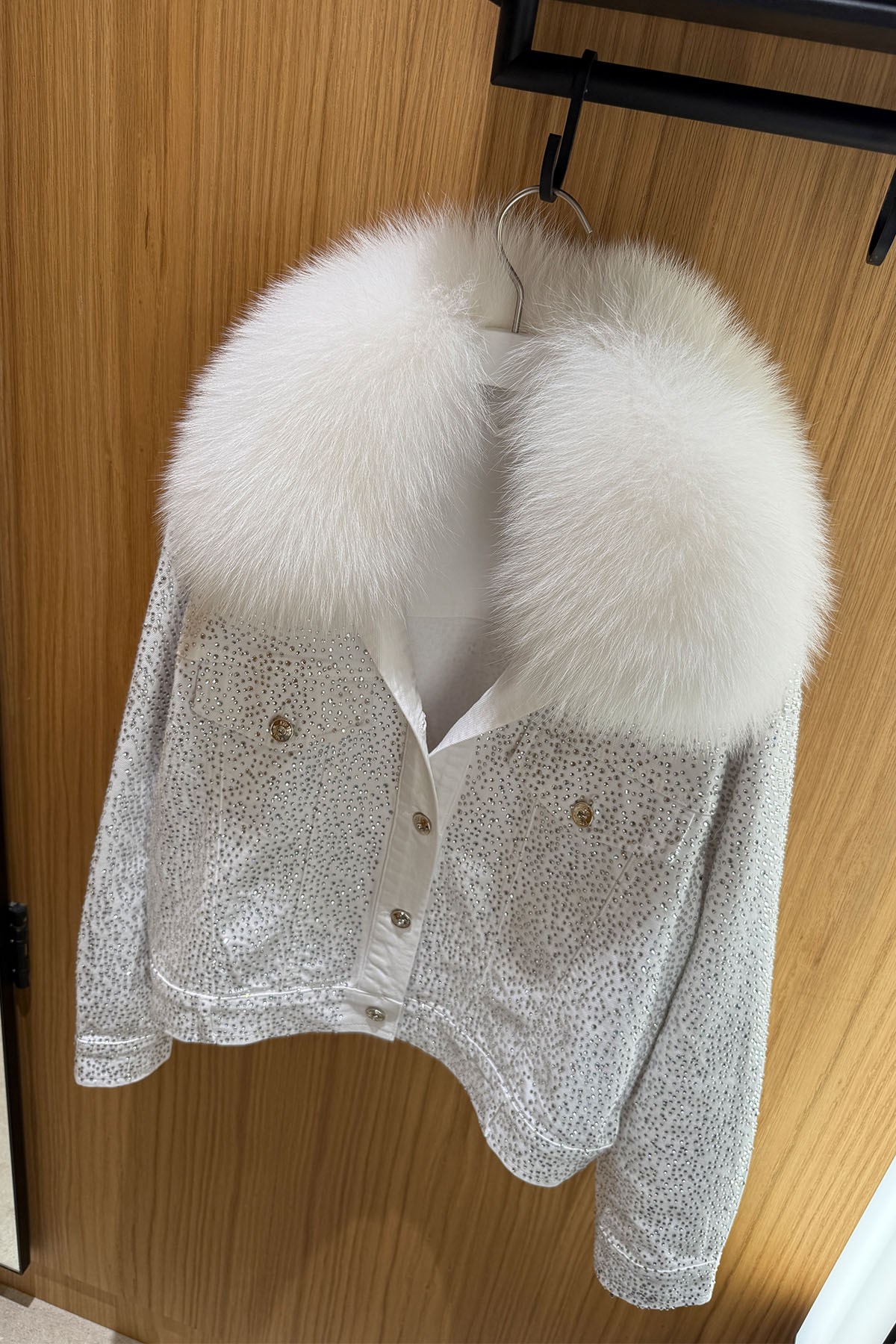 Beyaz Taşlı ve Kürklü Denim Ceket