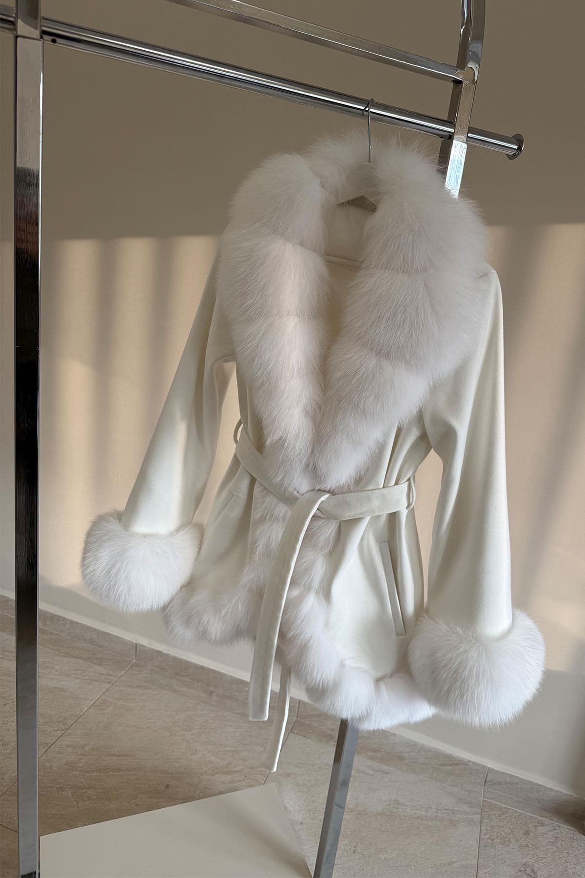 Prenses Model Beyaz Kaşmir Kaban