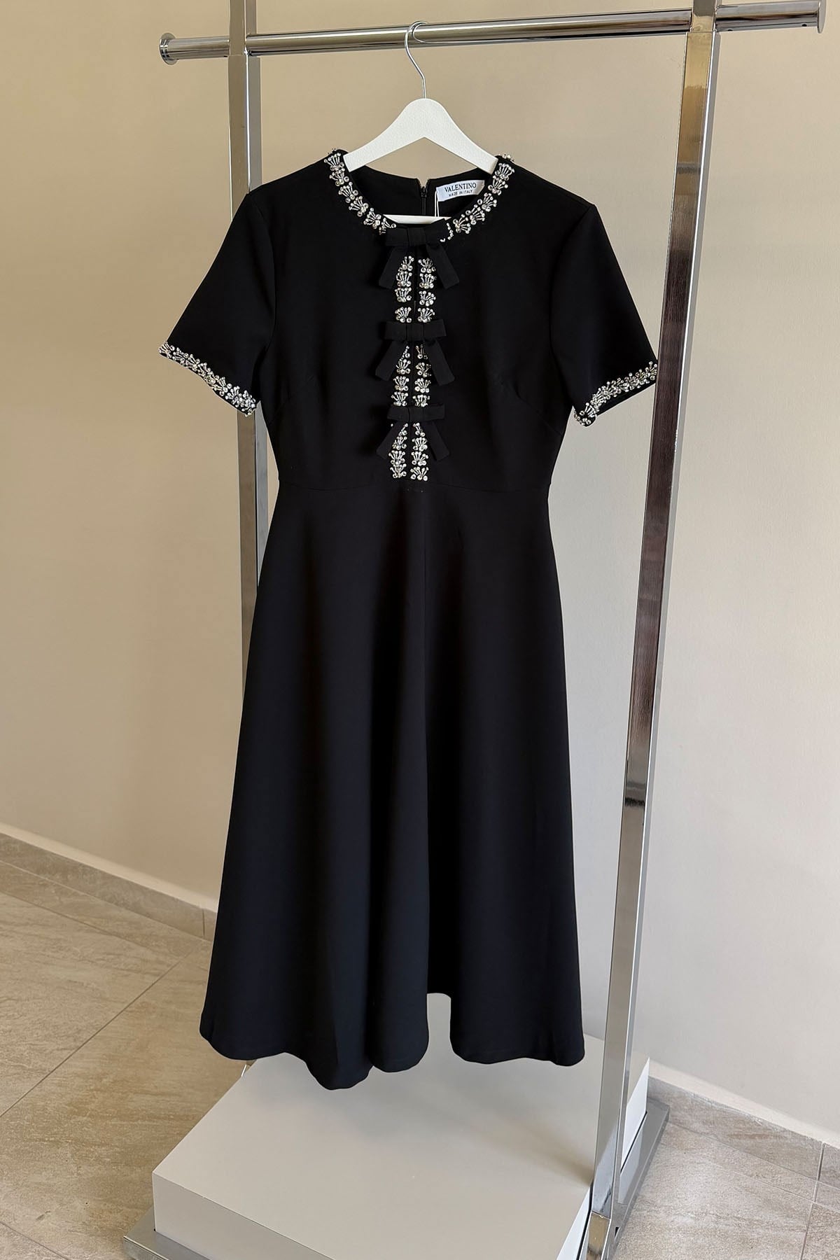 Taş ve Fiyonk Detaylı Siyah Elbise