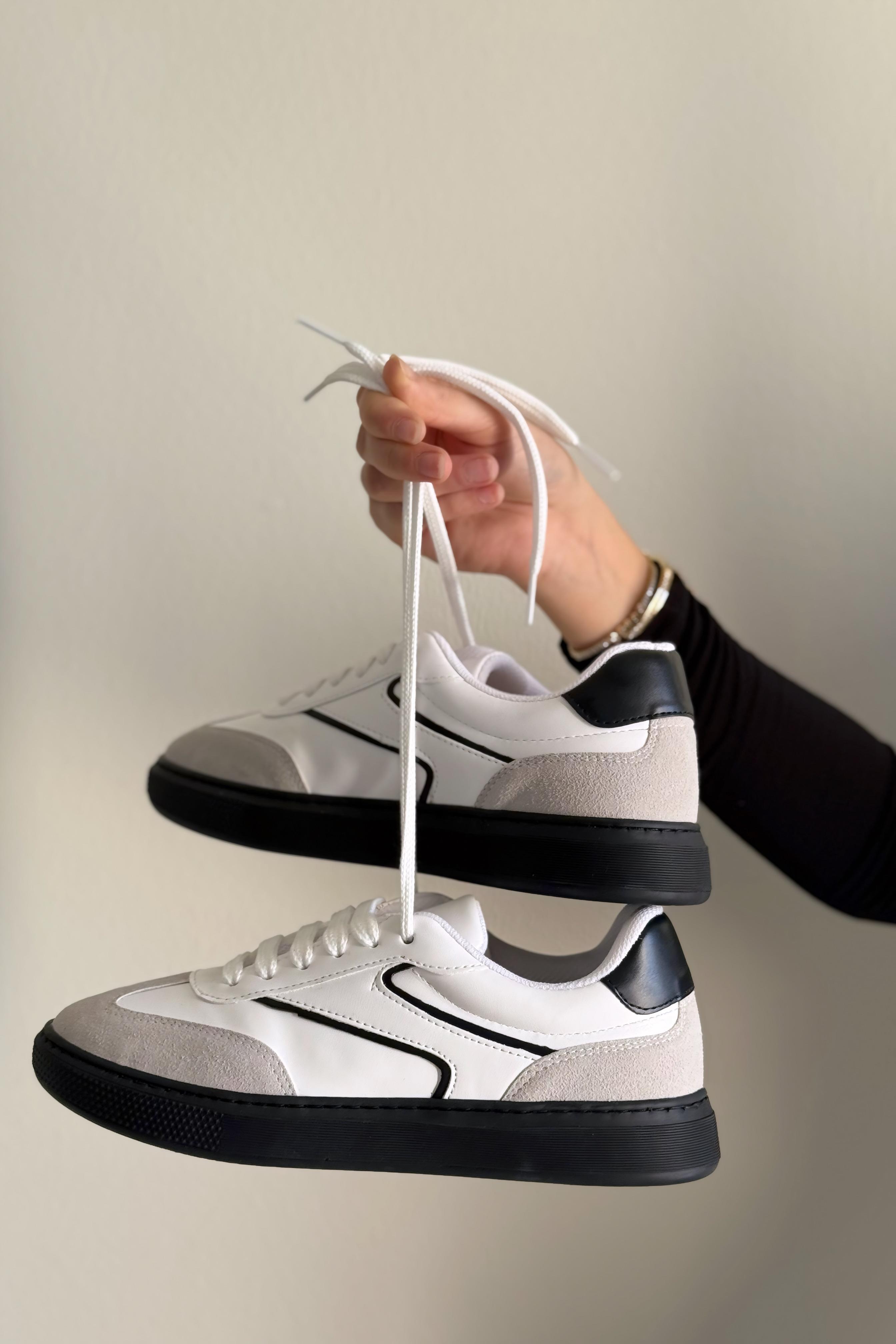 OVAL BURUN SİYAH SNEAKER