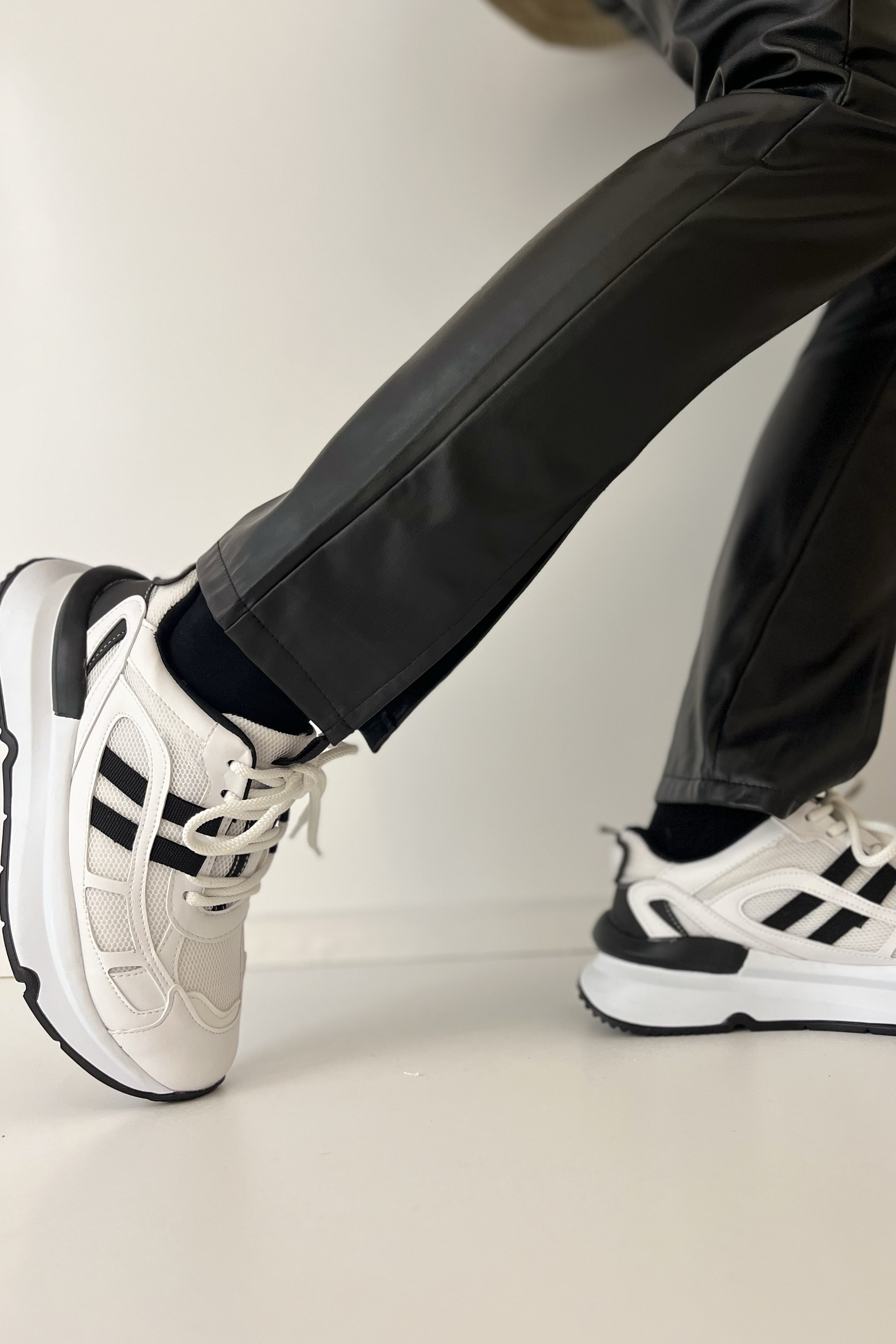 BAĞCIKLI SİYAH DETAY SNEAKER