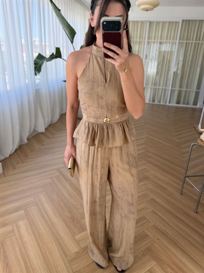  Gold Aksesuarlı Bluz - Pantolon Takım Camel