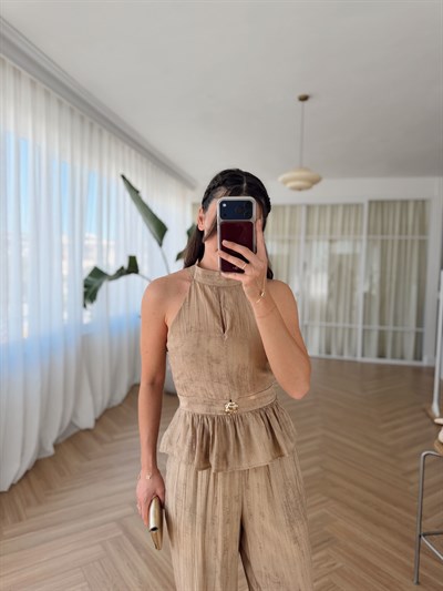  Gold Aksesuarlı Bluz - Pantolon Takım Camel