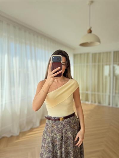 Asimetrik Kesim Sarı Coton Bluz