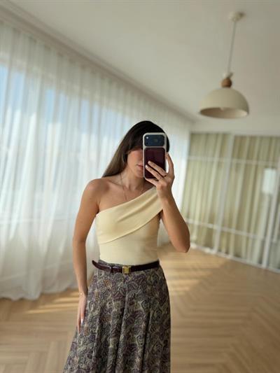 Asimetrik Kesim Sarı Coton Bluz