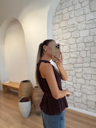 Bel Detaylı Piliseli Kahverengi Bluz