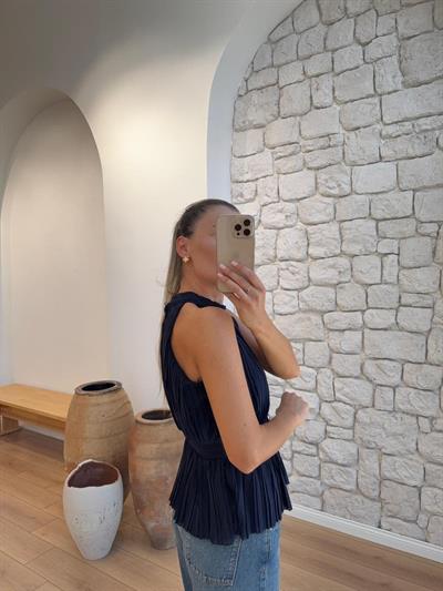 Bel Detaylı Piliseli Lacivert Bluz