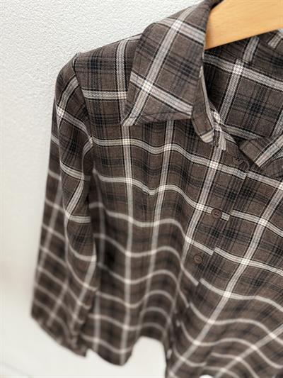 Bele Oturan Kahverengi Ekose Gömlek