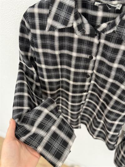 Bele Oturan Siyah Ekose Gömlek