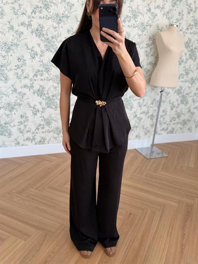 Beli Aksesuar Detaylı Siyah Takım