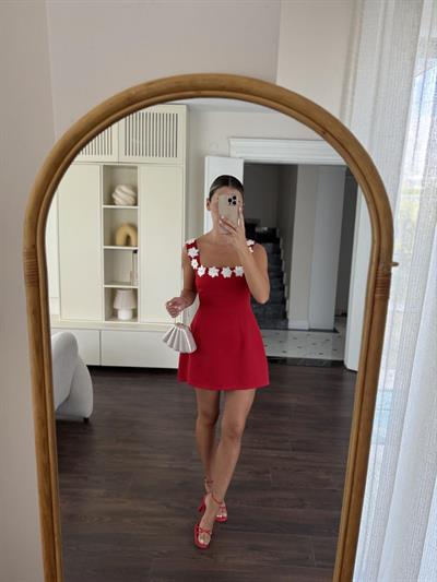 Beyaz Çiçek Detaylı Kırmızı Elbise