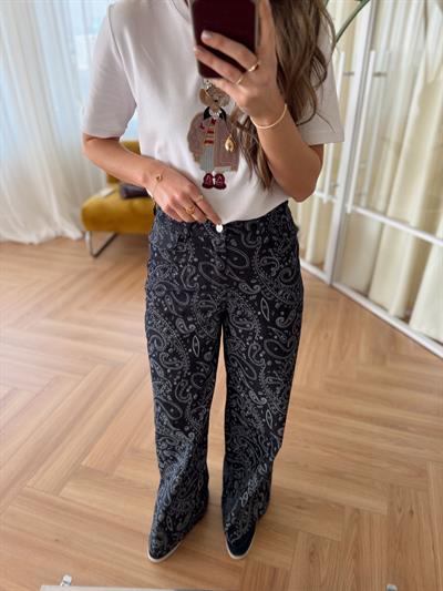 Beyaz Şal Desenli Lacivert Pantolon