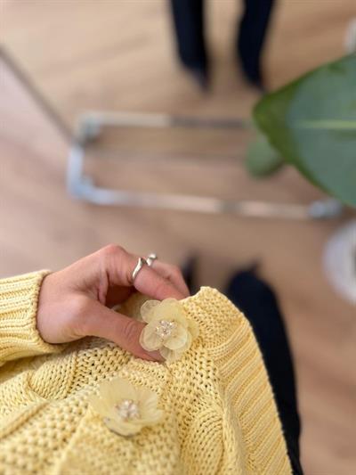 Boncuk Çiçek Düğmeli Saç Örgülü Sarı Hırka