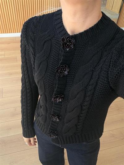 Boncuk Çiçek Düğmeli Saç Örgülü Siyah Hırka