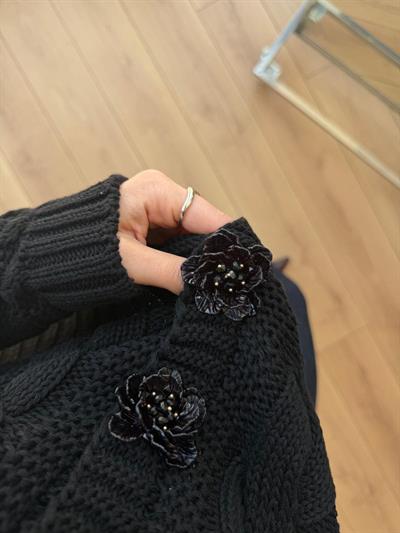 Boncuk Çiçek Düğmeli Saç Örgülü Siyah Hırka