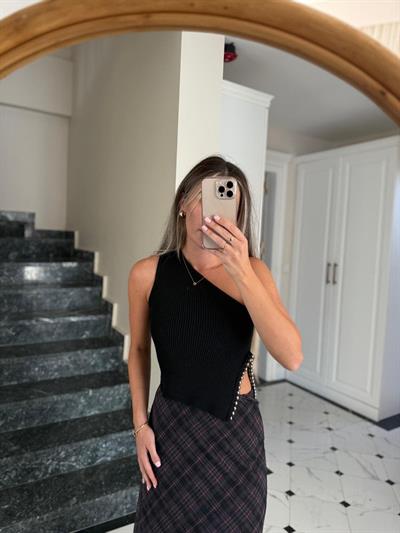 Boncuk Detaylı Kolsuz Siyah Triko Bluz