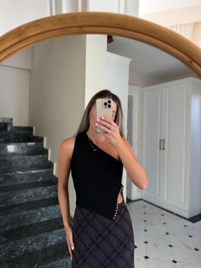 Boncuk Detaylı Kolsuz Siyah Triko Bluz