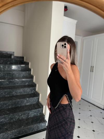 Boncuk Detaylı Kolsuz Siyah Triko Bluz