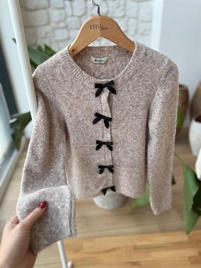 Boncuk Fiyonklu Çıt Çıtlı Bej Rengi Hırka