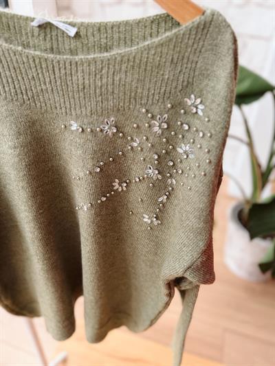 Boncuk Taşlı Kayık Yaka Yeşil Kazak