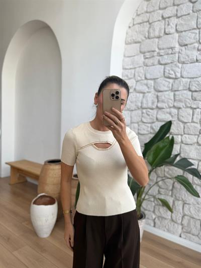 Boncuk Ve Göğüs Dekolteli Ekru Triko