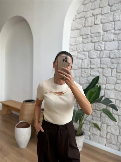 Boncuk Ve Göğüs Dekolteli Ekru Triko