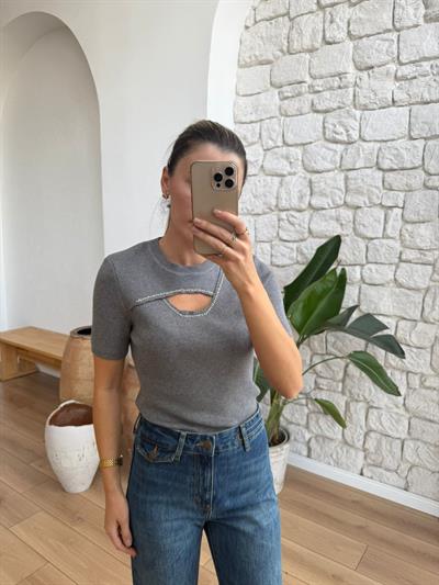 Boncuk Ve Göğüs Dekolteli Gri Triko