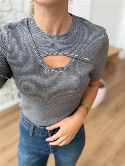 Boncuk Ve Göğüs Dekolteli Gri Triko