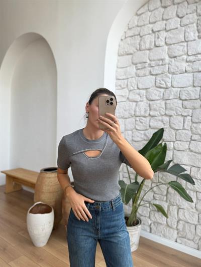 Boncuk Ve Göğüs Dekolteli Gri Triko