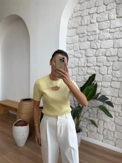 Boncuk Ve Göğüs Dekolteli Sarı Triko 